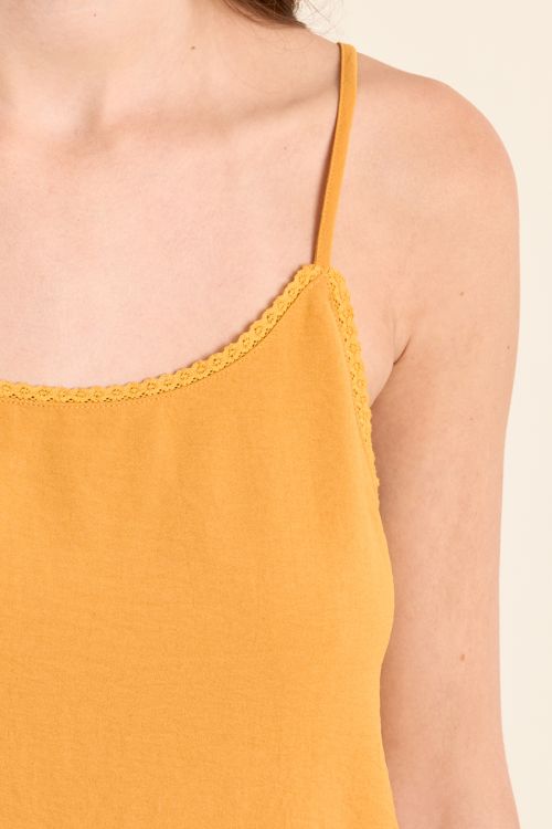 Top de mujer lencero, de tirantes.