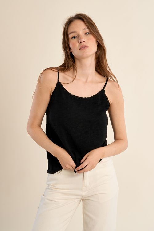 Top de mujer lencero, de tirantes.