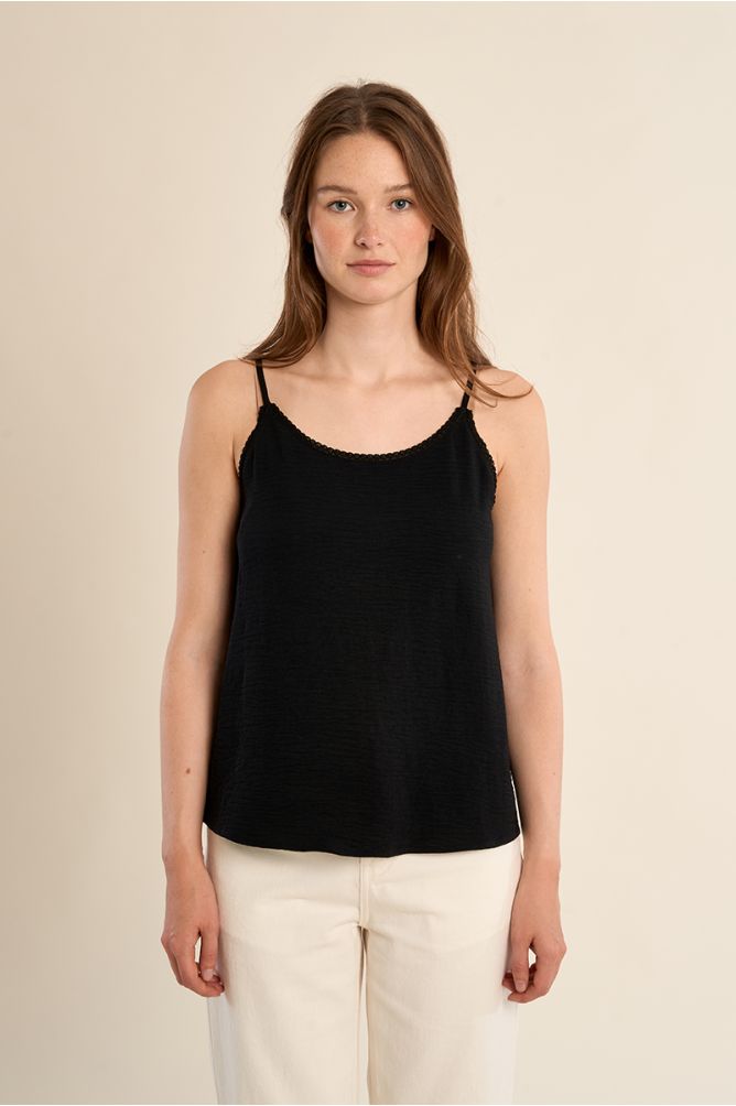 Top de mujer lencero, de tirantes.