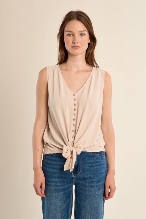 Top de mujer de manga sisa, con botones y lazada.