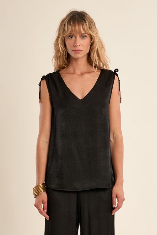Straight, flowing top