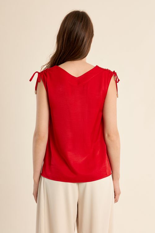 Straight, flowing top