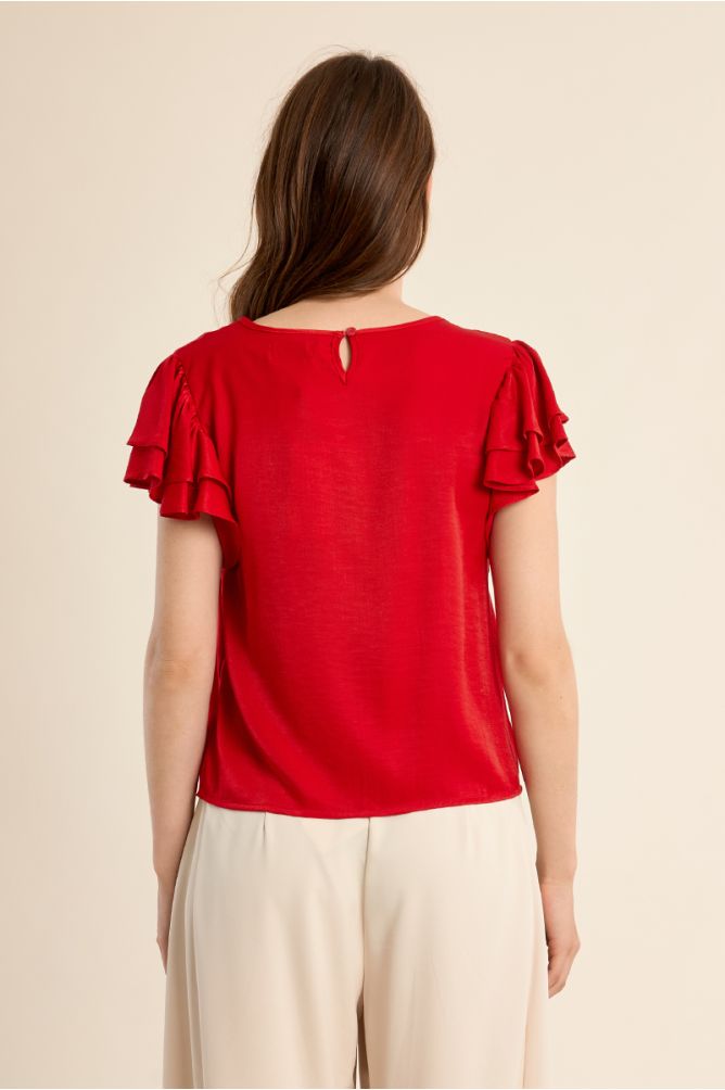 Camiseta de manga corta, con volantes.