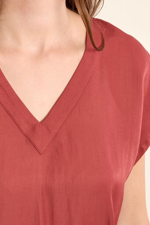 Basic T-shirt studded with rhinestones