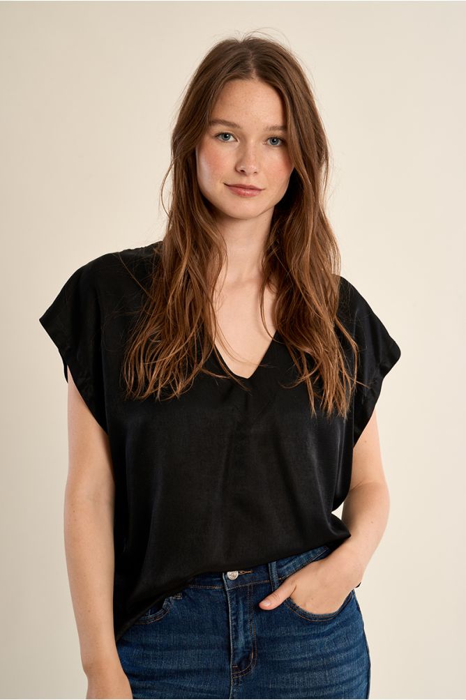 Basic T-shirt studded with rhinestones