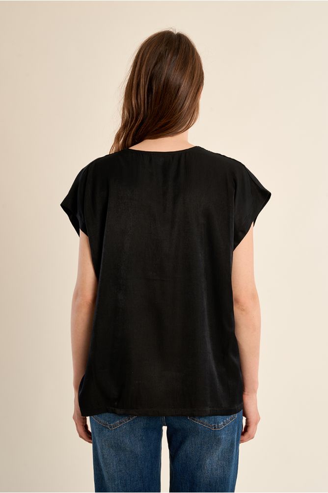 Basic T-shirt studded with rhinestones
