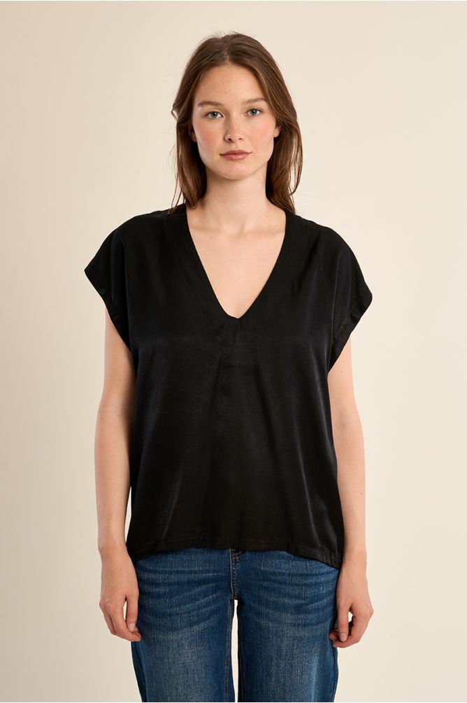 Basic T-shirt studded with rhinestones