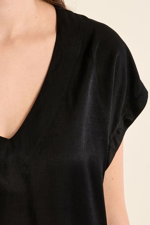 Basic T-shirt studded with rhinestones