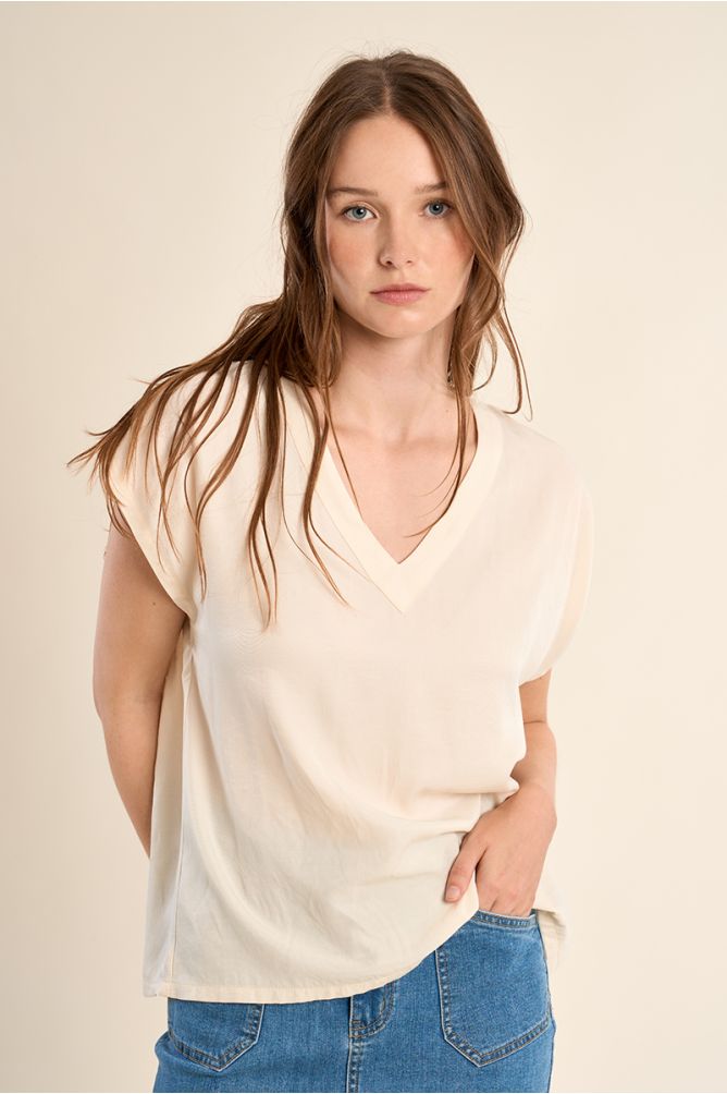 Basic T-shirt studded with rhinestones