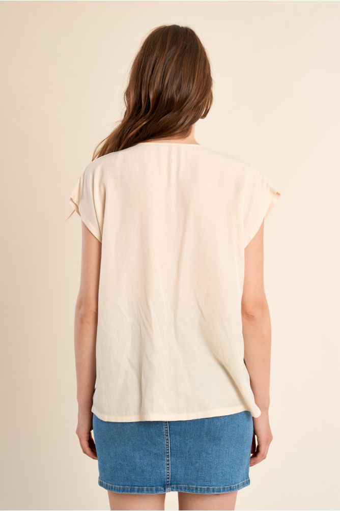 Basic T-shirt studded with rhinestones