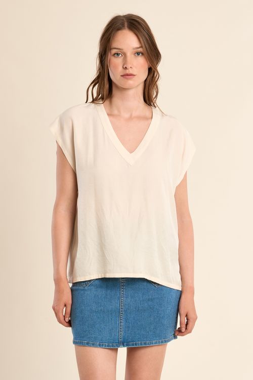 Basic T-shirt studded with rhinestones