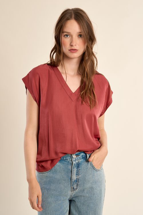 Basic T-shirt studded with rhinestones