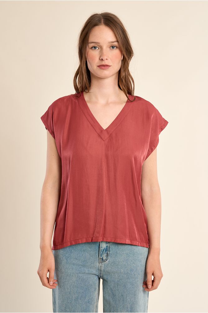 Basic T-shirt studded with rhinestones