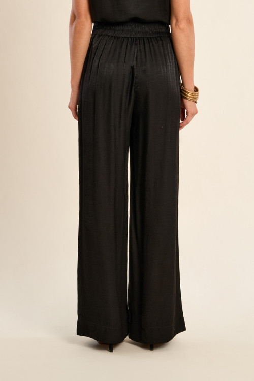 Pantalón de mujer largo, perneras anchas.