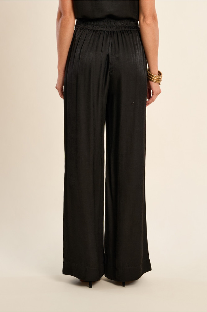 Pantalón de mujer largo, perneras anchas.