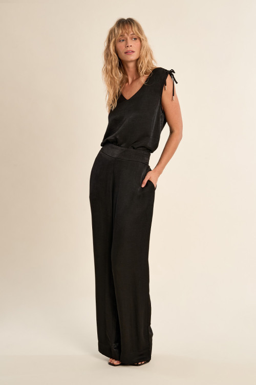 Pantalón de mujer largo, perneras anchas.