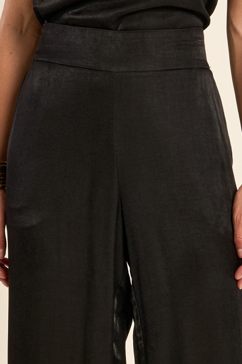 Pantalón de mujer largo, perneras anchas.