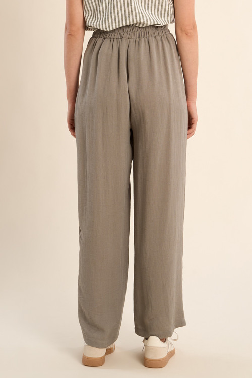 Pantalón de mujer largo, detalle pliegues.