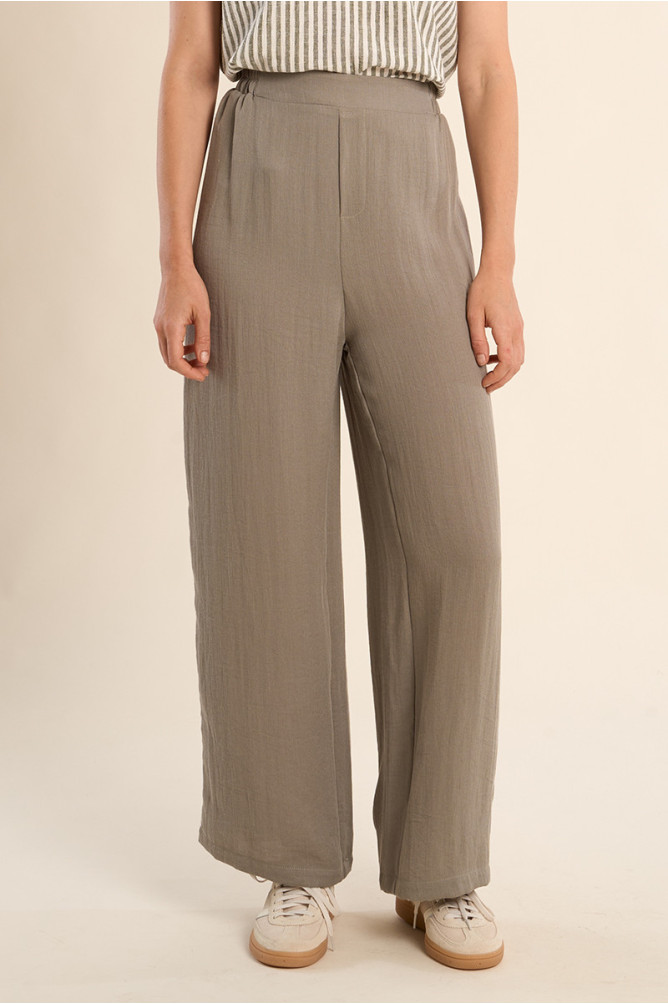 Pantalón de mujer largo, detalle pliegues.