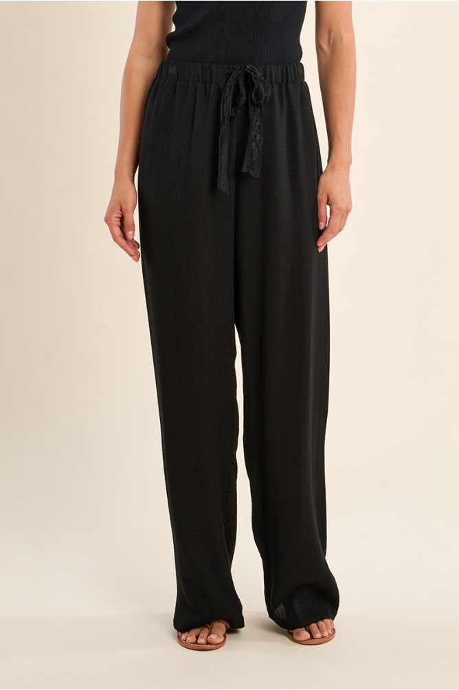 Flowy, high-waisted trousers