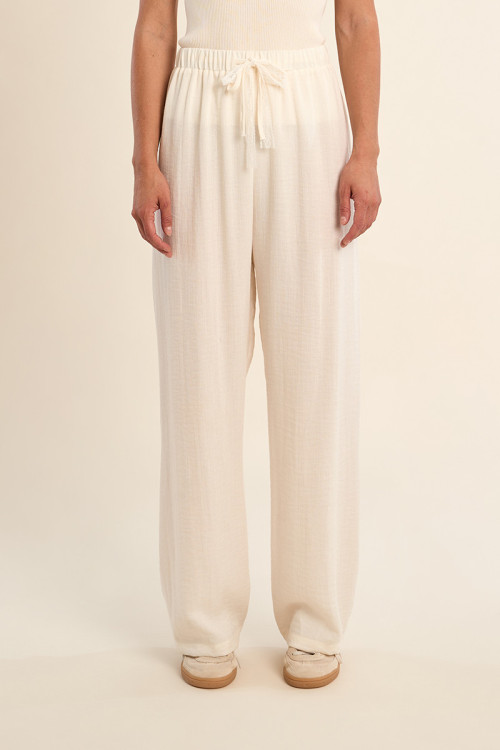 Flowy, high-waisted trousers