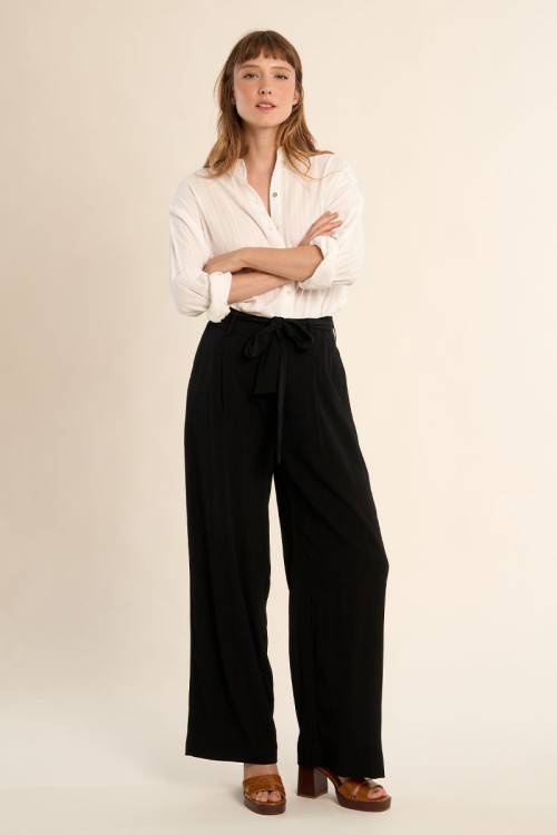 High-waisted trousers, knotted