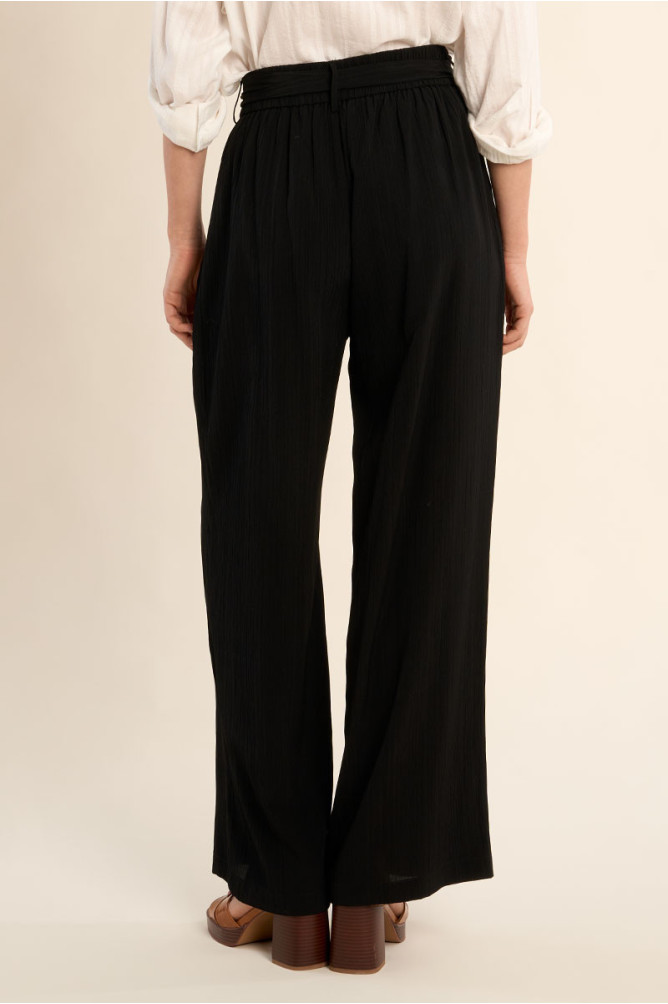 Pantalón de mujer largo, con lazada, detalle pliegues.