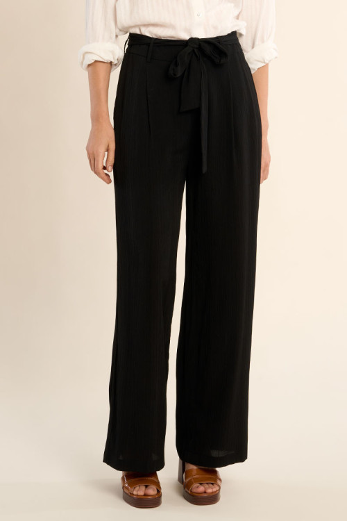 High-waisted trousers, knotted
