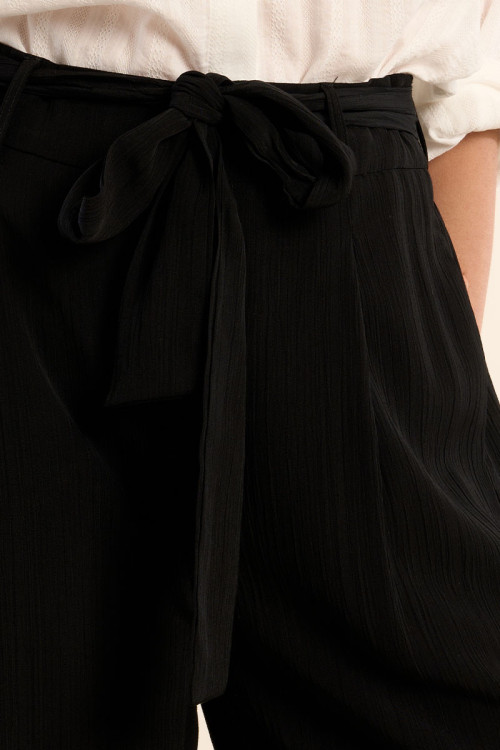 High-waisted trousers, knotted