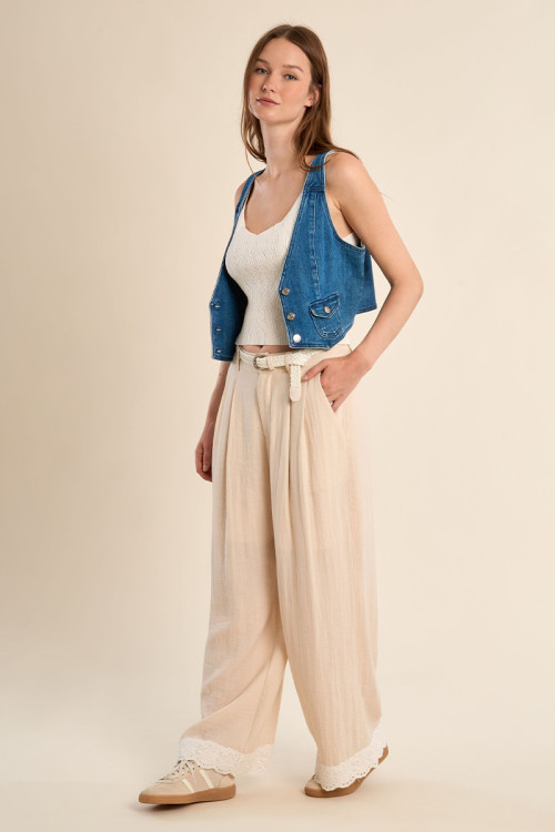 Pantalón de mujer largo, vaporoso, detalle encaje.