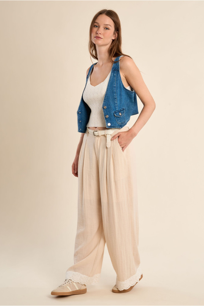 Pantalón de mujer largo, vaporoso, detalle encaje.