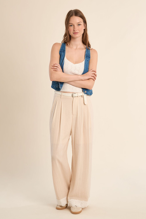 Pantalón de mujer largo, vaporoso, detalle encaje.