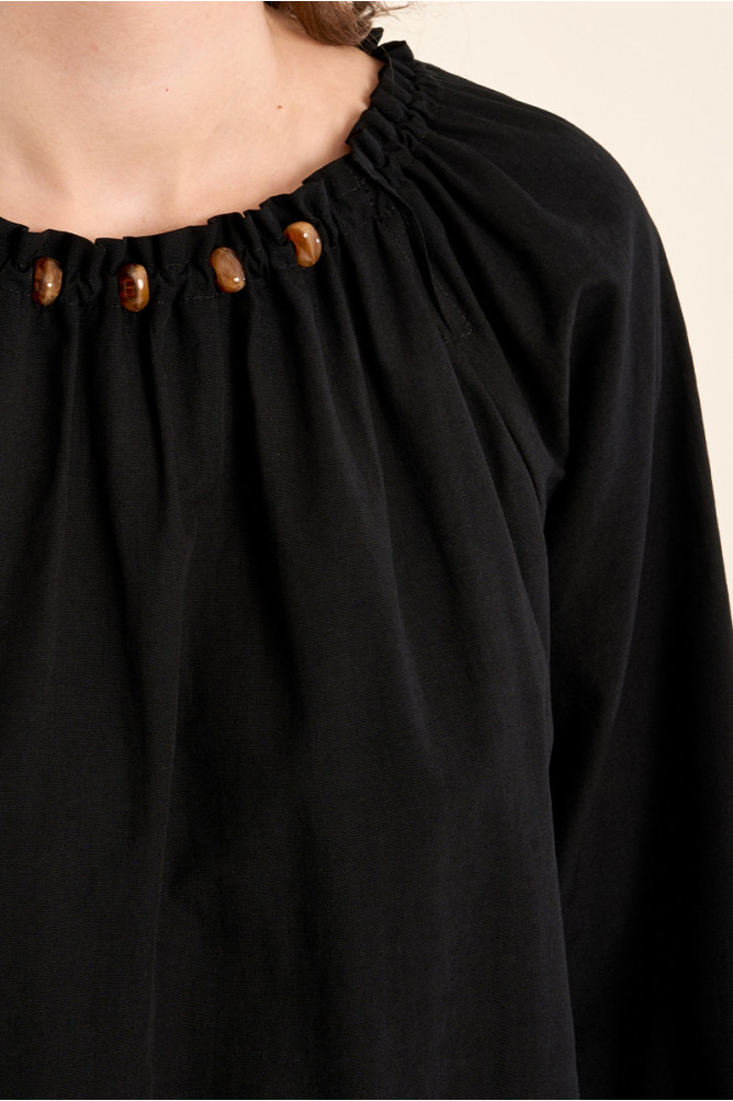 Blusa de mujer de manga larga, detalle abalorios.