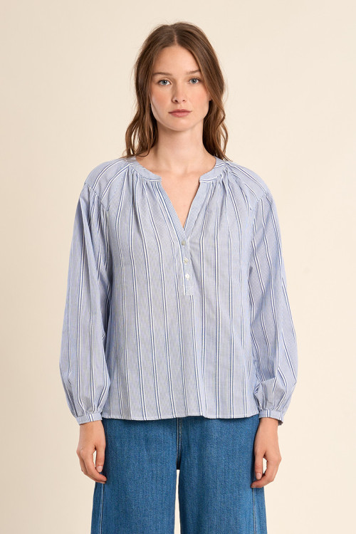 Blusa de mujer de manga larga, con estampado.