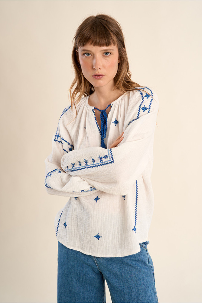 Blusa de mujer de manga larga, con detalles bordados.