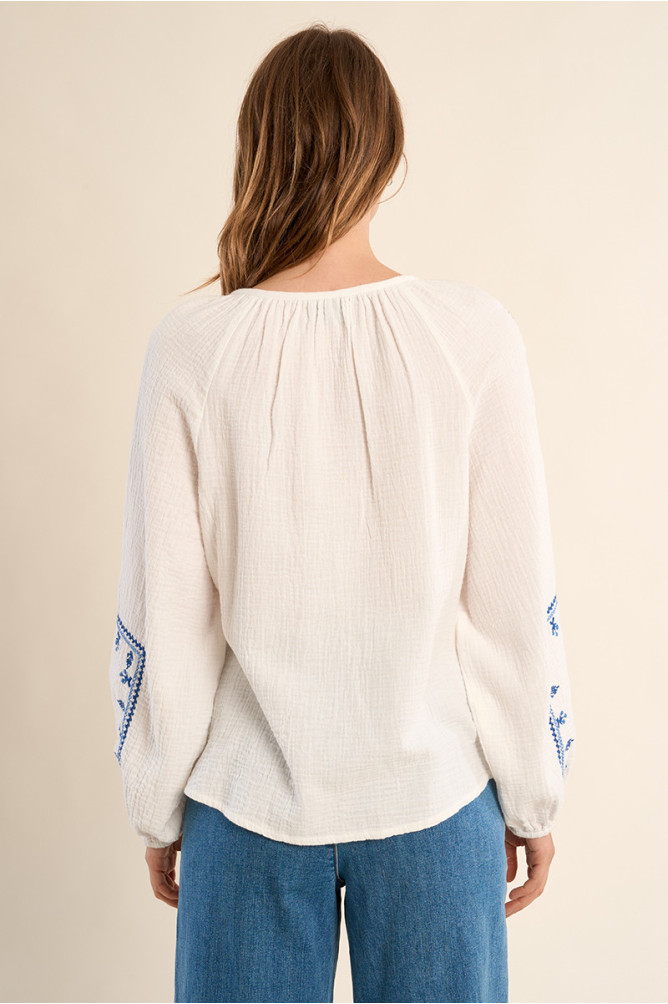 Blusa de mujer de manga larga, con detalles bordados.