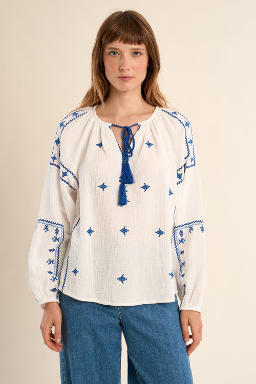 Blusa de mujer de manga larga, con detalles bordados.