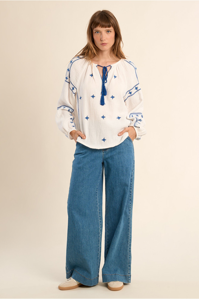 Blusa de mujer de manga larga, con detalles bordados.