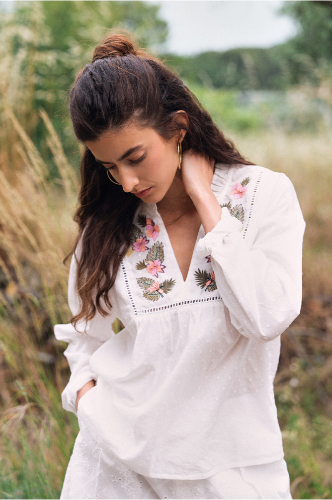 Floral embroidery blouse