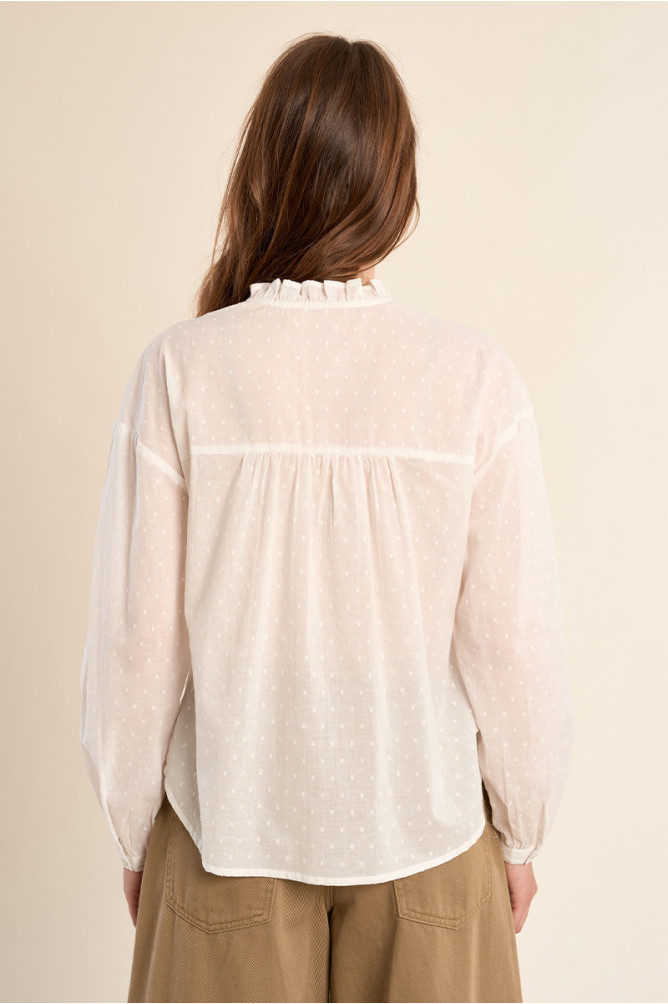 Blusa de mujer de manga larga, con flores bordadas.