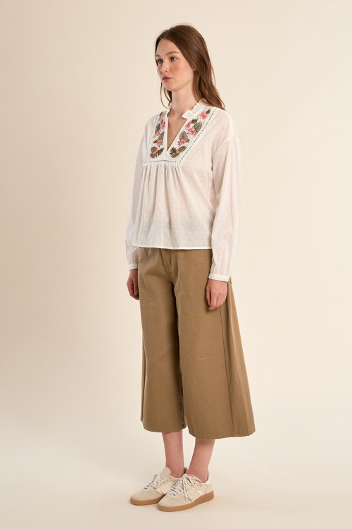 Blusa de mujer de manga larga, con flores bordadas.