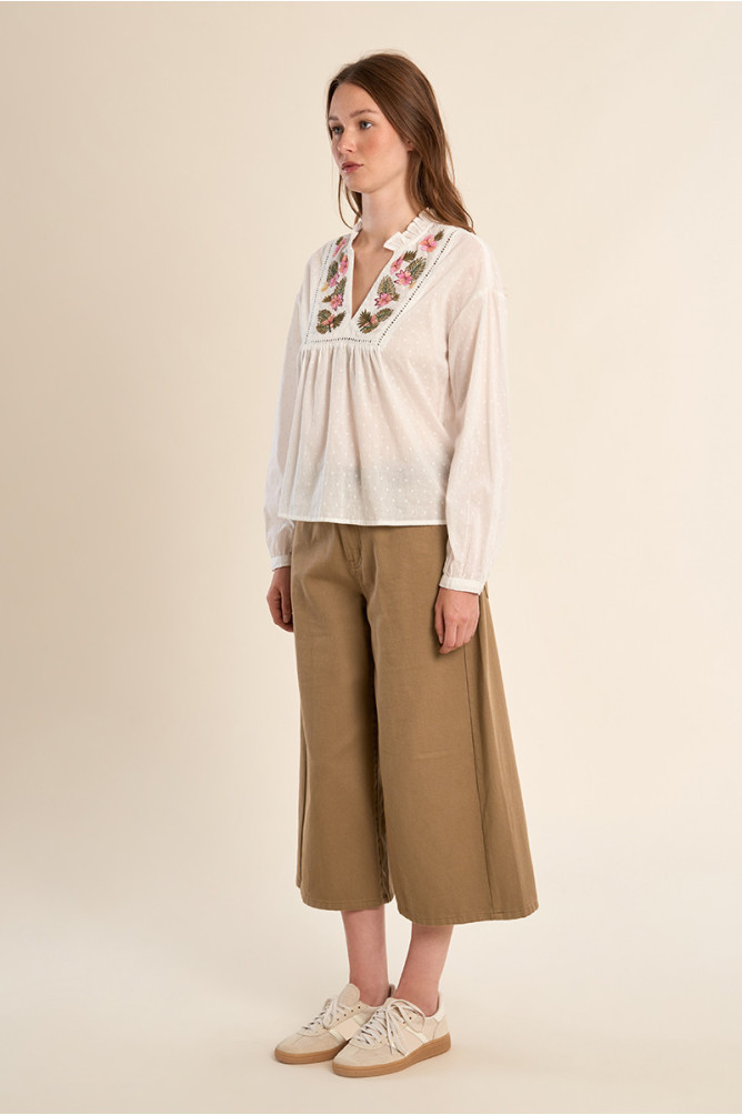 Blusa de mujer de manga larga, con flores bordadas.