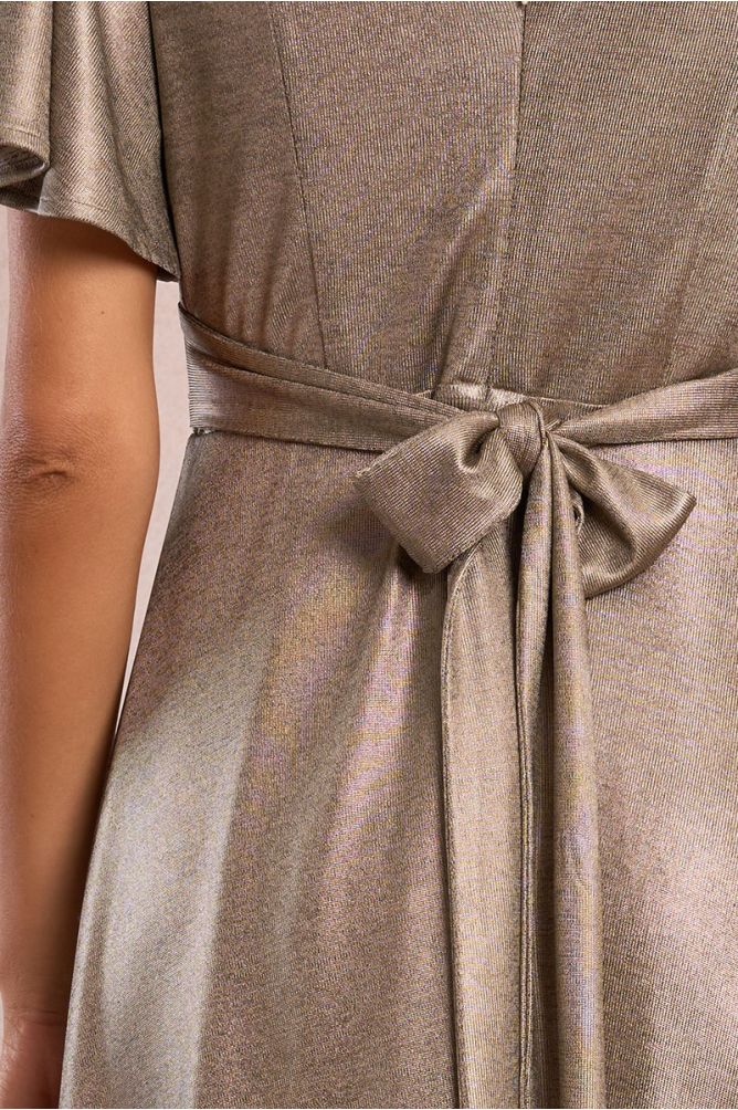 Vestido largo, en tejido brillante, con lazada.