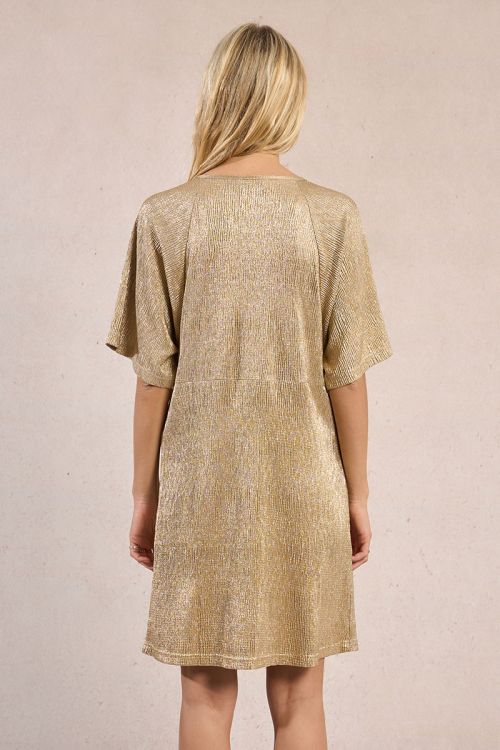 Vestido de manga corta, con abertura frontal.
