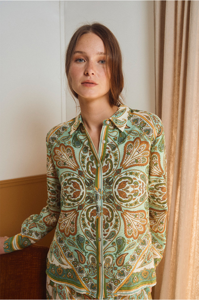 Camisa de mujer de manga larga, con estampado.