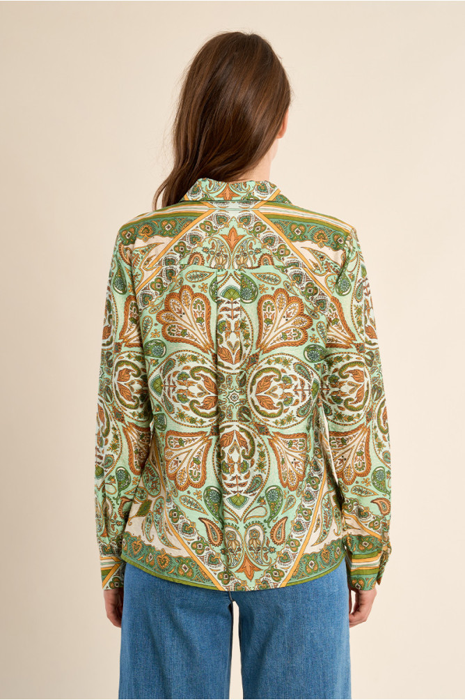 Camisa de mujer de manga larga, con estampado.
