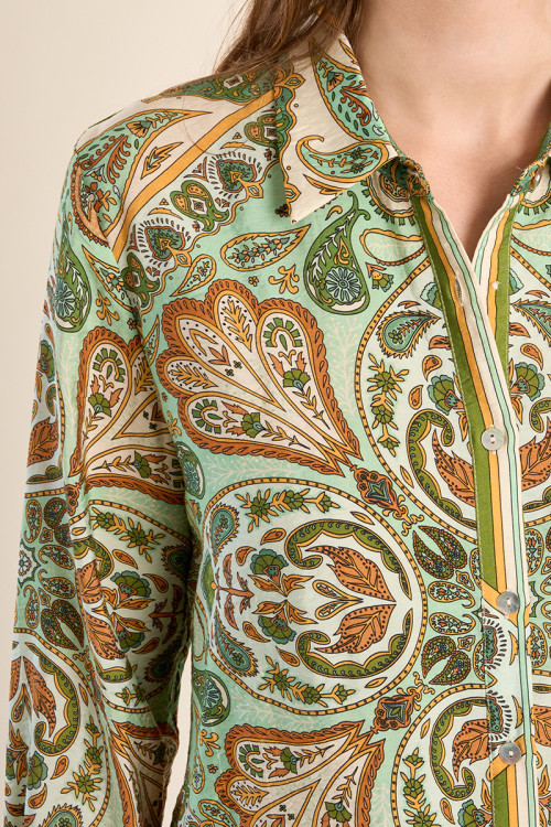 Camisa de mujer de manga larga, con estampado.