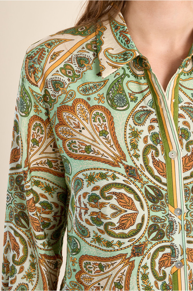 Camisa de mujer de manga larga, con estampado.