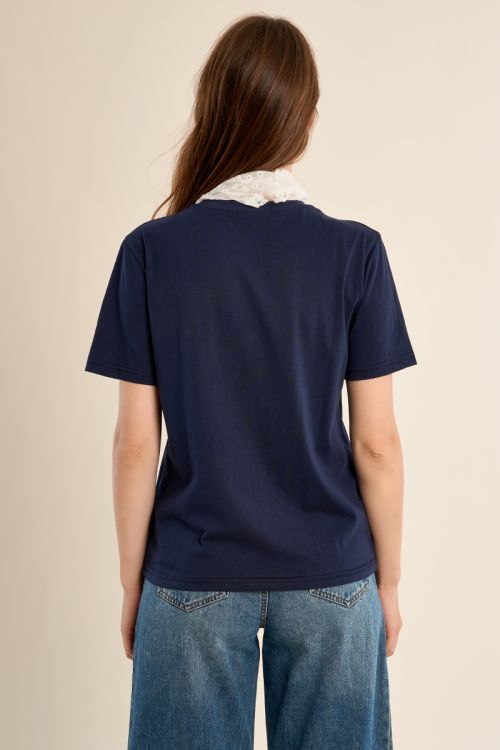 Camiseta de mujer de manga corta, con estampado y encaje.