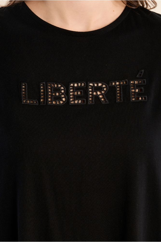 Camiseta de mujer de manga sisa, detalle de texto.
